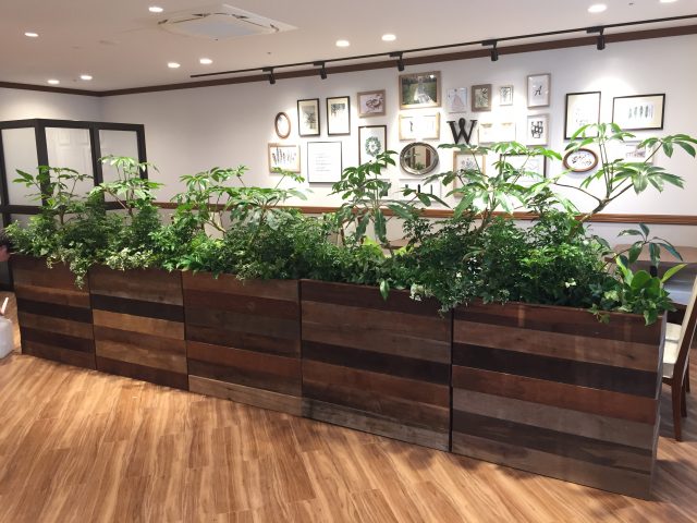 オフィスの緑化は造花で実現 フェイクグリーンの3つのメリット Worlddecors 古材とチーク フェイクグリーンのご提案